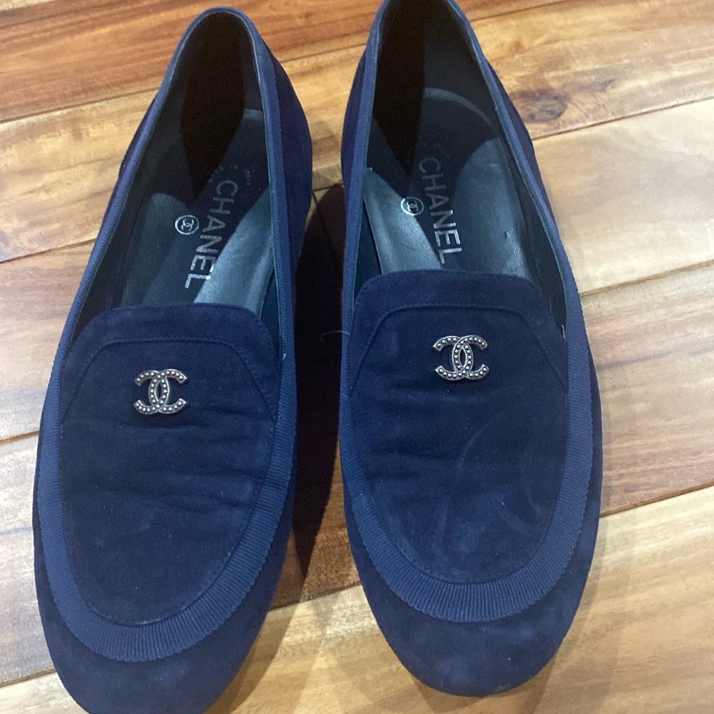 Flat Chanel shoe in dark blue